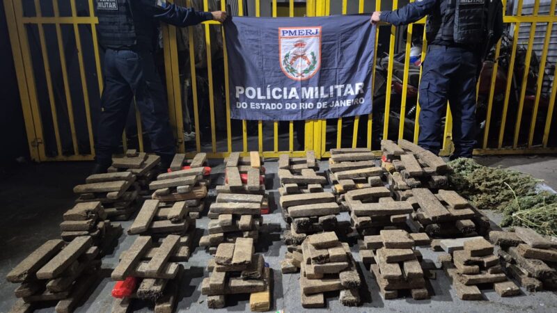 7º BPM apreende 200 quilos de maconha e encontra estufa usada para cultivo da droga no Jardim Catarina, em São Gonçalo