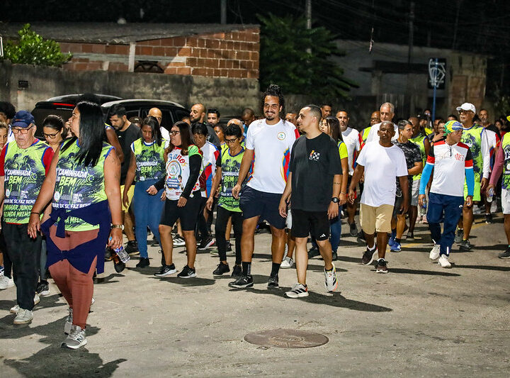 Maricá: caminhada noturna de incentivo à saúde reúne mais de 800 pessoas em São José do Imbassaí