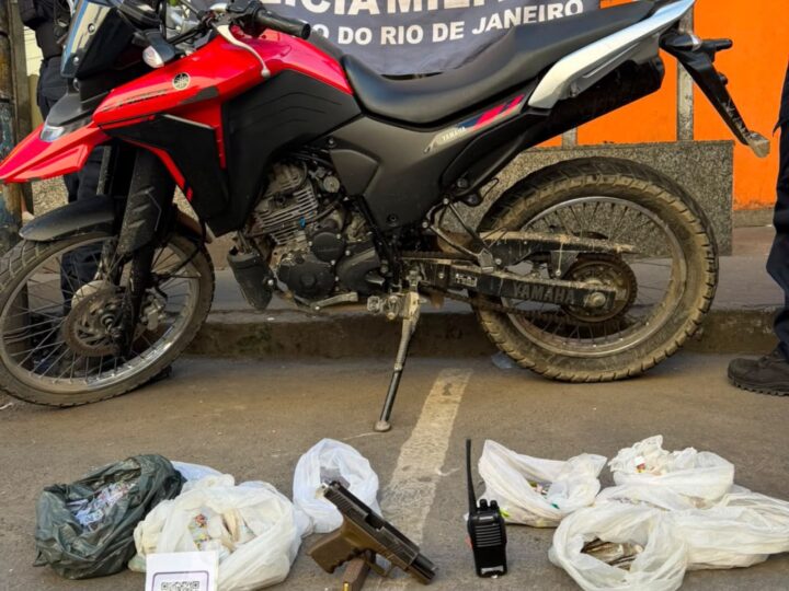 7º BPM apreende arma, moto roubada e drogas durante operação no Jardim Catarina, em São Gonçalo