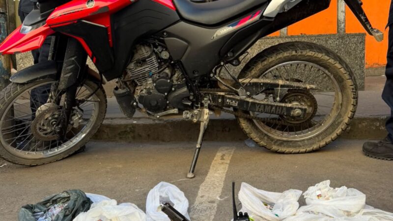 7º BPM apreende arma, moto roubada e drogas durante operação no Jardim Catarina, em São Gonçalo