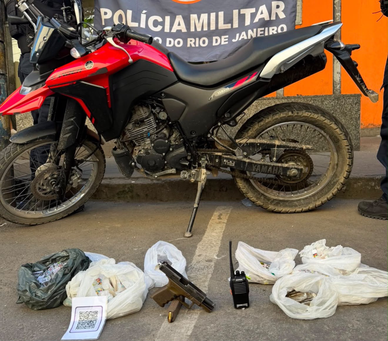 7º BPM apreende arma, moto roubada e drogas durante operação no Jardim Catarina, em São Gonçalo
