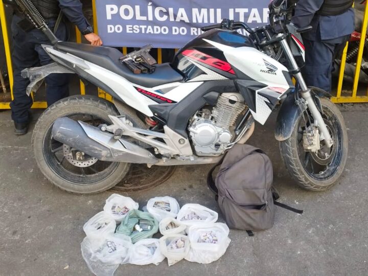 7º BATALHÃO APREENDE PISTOLA, DROGAS E MOTOCICLETA DURANTE OPERAÇÃO EM SÃO GONÇALO