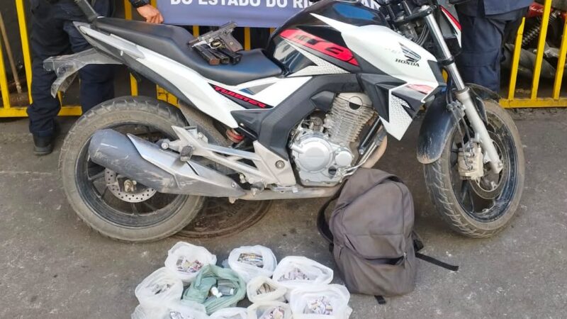 7º BATALHÃO APREENDE PISTOLA, DROGAS E MOTOCICLETA DURANTE OPERAÇÃO EM SÃO GONÇALO