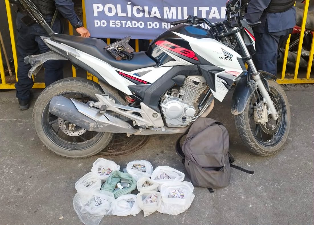 7º BATALHÃO APREENDE PISTOLA, DROGAS E MOTOCICLETA DURANTE OPERAÇÃO EM SÃO GONÇALO