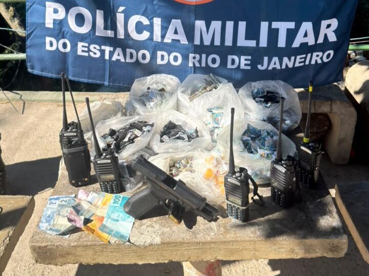 Polícia Militar prende suspeito e apreende pistola, drogas e rádios comunicadores na Comunidade do Caniçal, no Cafubá, em Niterói
