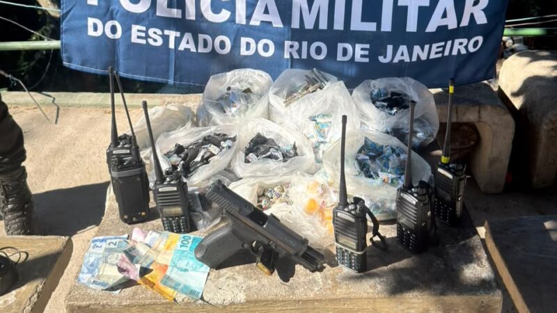 Polícia Militar prende suspeito e apreende pistola, drogas e rádios comunicadores na Comunidade do Caniçal, no Cafubá, em Niterói