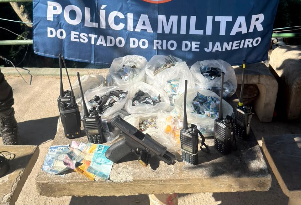Polícia Militar prende suspeito e apreende pistola, drogas e rádios comunicadores na Comunidade do Caniçal, no Cafubá, em Niterói