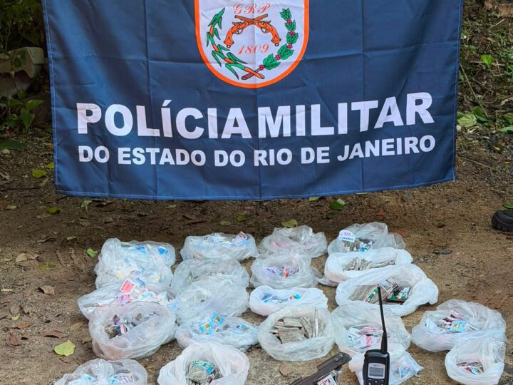 Polícia Militar prende três suspeitos e apreende pistola, drogas e rádio comunicador na Vila Ipiranga, em Niterói