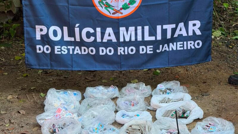 Polícia Militar prende três suspeitos e apreende pistola, drogas e rádio comunicador na Vila Ipiranga, em Niterói