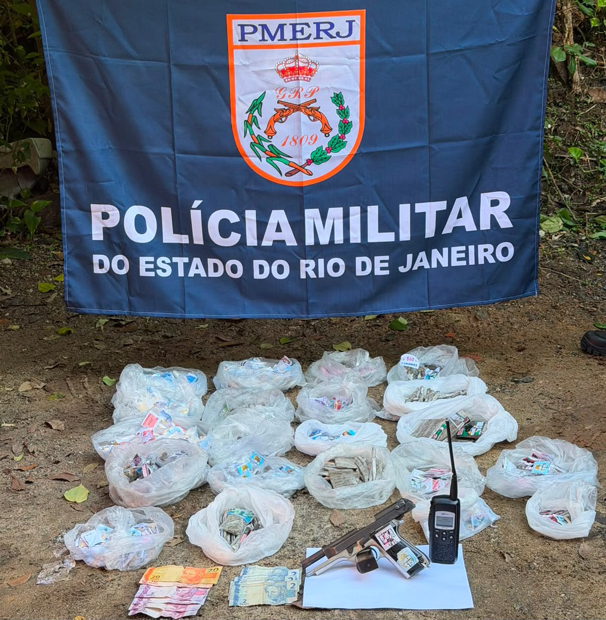 Polícia Militar prende três suspeitos e apreende pistola, drogas e rádio comunicador na Vila Ipiranga, em Niterói