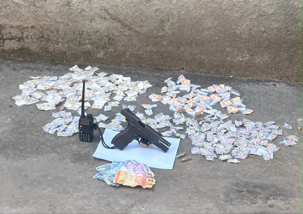 Tráfico de drogas: suspeito é preso armado na Comunidade Boa Esperança, na Região Oceânica de Niterói