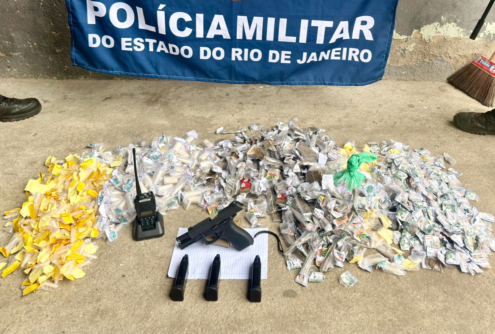 GAT do 12º BPM prende dois suspeitos e apreende pistola e drogas em Maricá