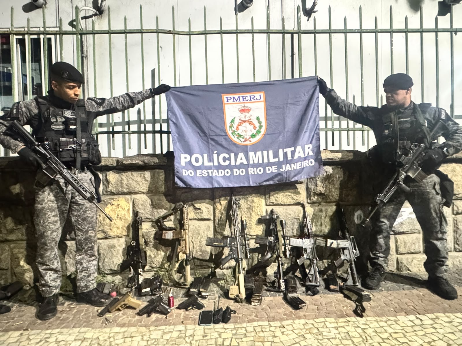 URGENTE | Intensa perseguição na Avenida Brasil termina com confronto na Maré; um policial morre, outro fica gravemente ferido e seis fuzis são apreendidos