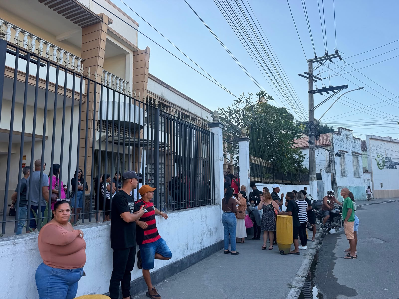 Tristeza e dor marcam sepultamento de Vitor, vítima de acidente envolvendo três motocicletas em Niterói