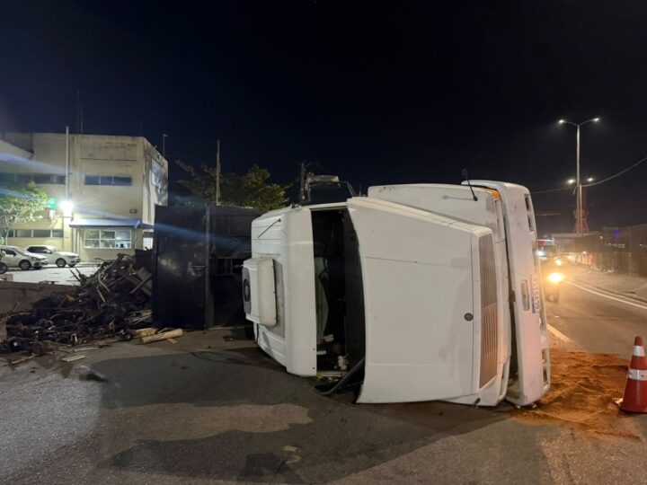 Carreta de reciclagem tomba na BR-101 e provoca grande congestionamento no sentido Ponte Rio-Niterói