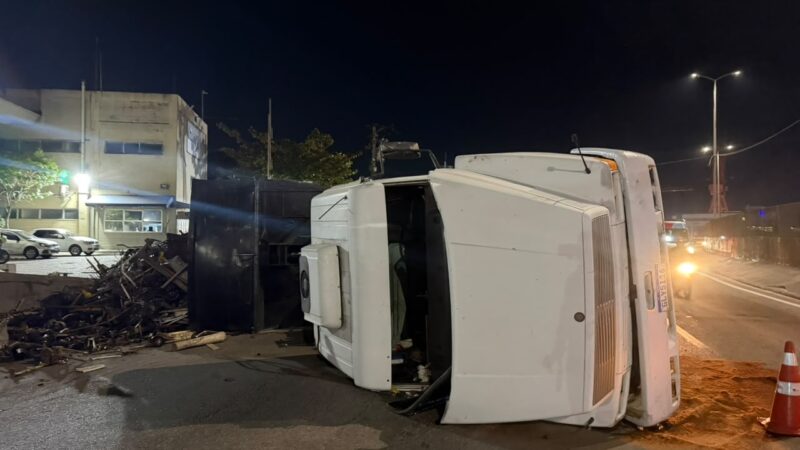 Carreta de reciclagem tomba na BR-101 e provoca grande congestionamento no sentido Ponte Rio-Niterói