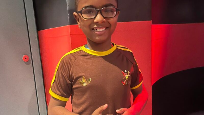 Heberth, menino de 8 anos morador de Niterói, está há três meses sem remédio para tratar hemofilia; mãe faz apelo por ajuda
