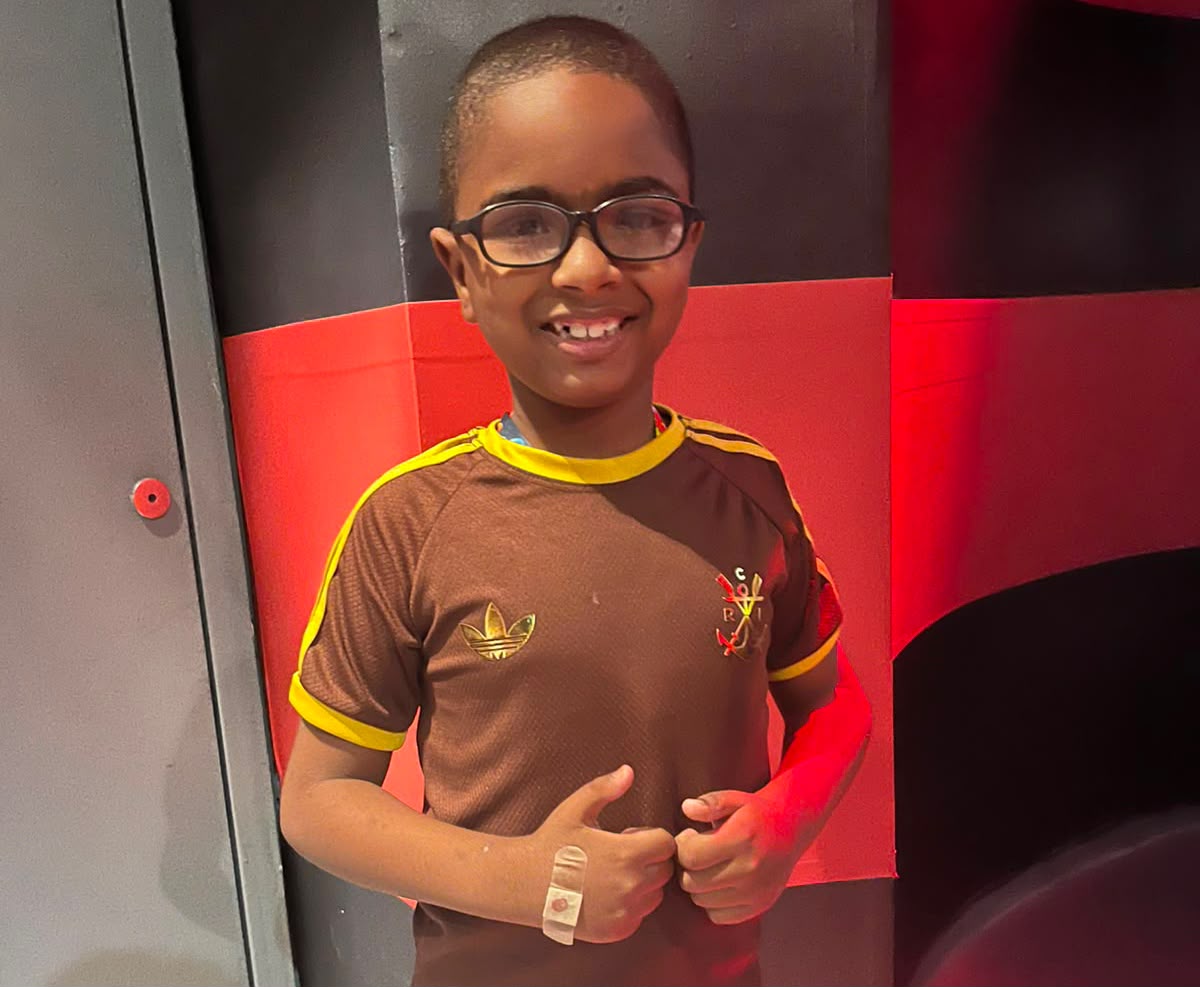 Heberth, menino de 8 anos morador de Niterói, está há três meses sem remédio para tratar hemofilia; mãe faz apelo por ajuda