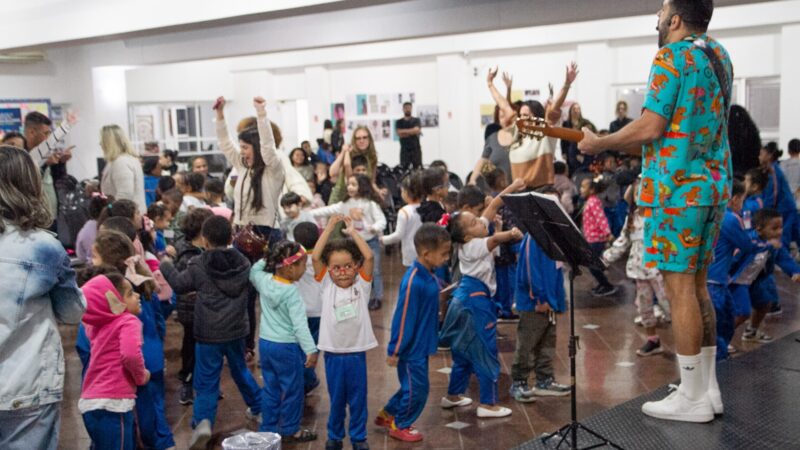 Tô de Férias na Escola começa com música, brincadeiras e alimentação de qualidade para estudantes da Rede Municipal de Niterói