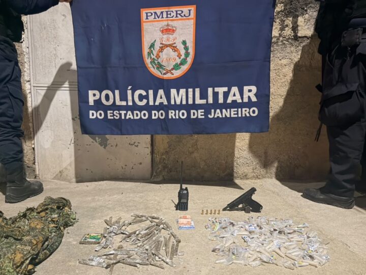 QUATRO PESSOAS SÃO PRESAS COM PISTOLA, DROGAS E RÁDIO TRANSMISSOR EM ITABORAÍ