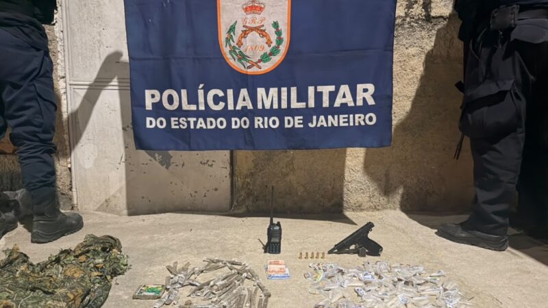 QUATRO PESSOAS SÃO PRESAS COM PISTOLA, DROGAS E RÁDIO TRANSMISSOR EM ITABORAÍ
