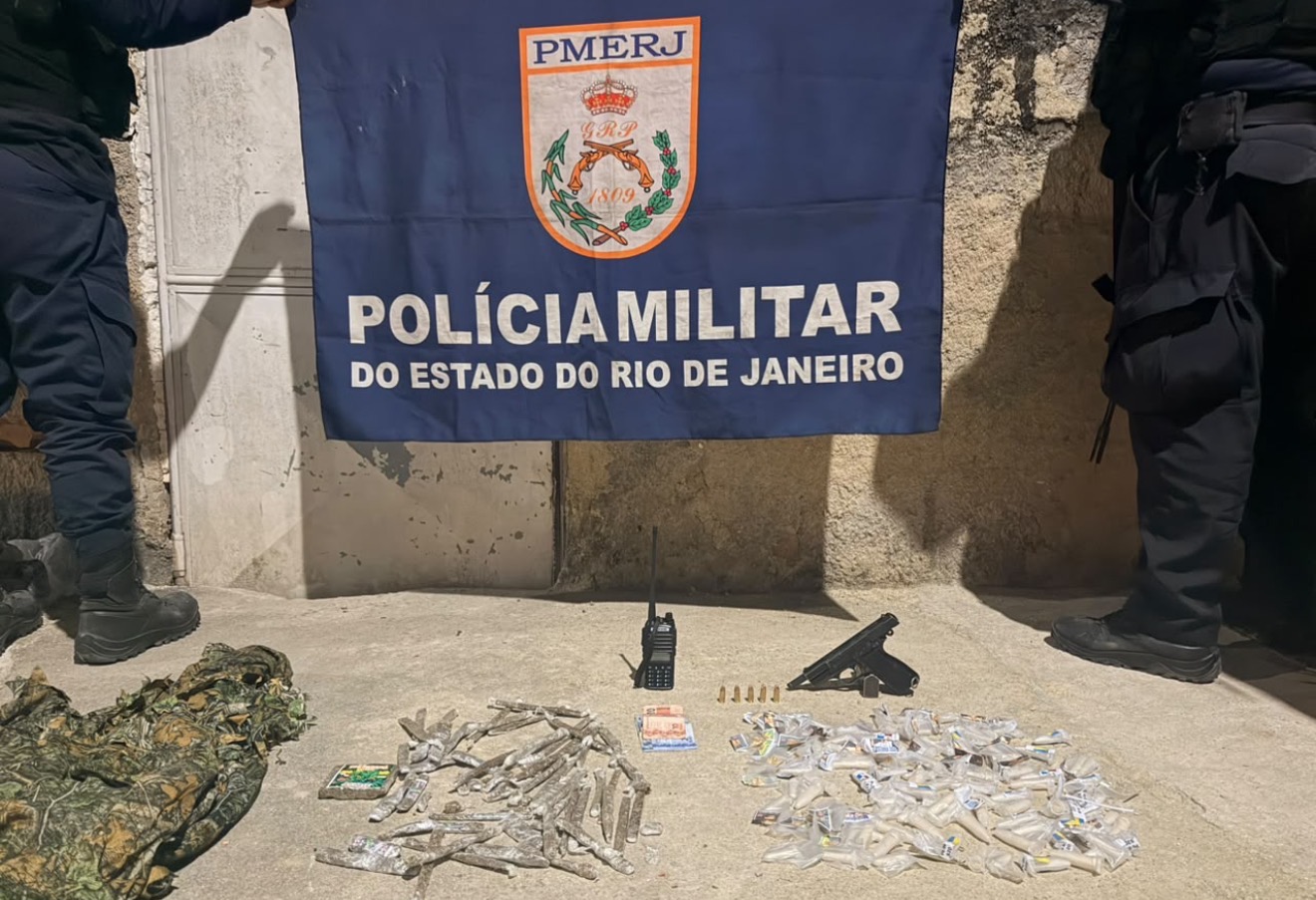 QUATRO PESSOAS SÃO PRESAS COM PISTOLA, DROGAS E RÁDIO TRANSMISSOR EM ITABORAÍ