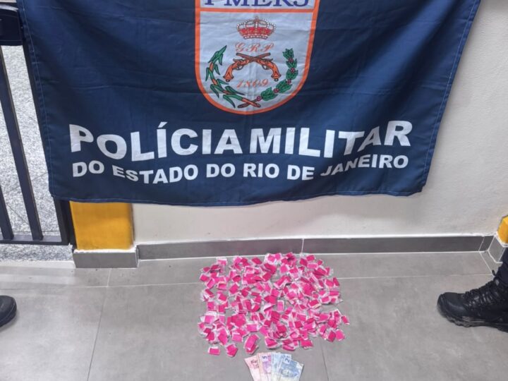 HOMEM É PRESO COM 249 PEDRAS DE CRACK E ÔNIBUS É ATRAVESSADO EM VIA DURANTE AÇÃO DO 12º BPM EM NITERÓI