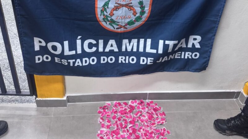 HOMEM É PRESO COM 249 PEDRAS DE CRACK E ÔNIBUS É ATRAVESSADO EM VIA DURANTE AÇÃO DO 12º BPM EM NITERÓI
