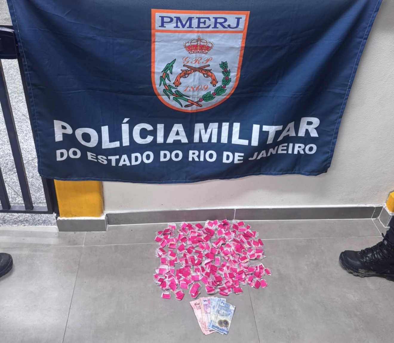 HOMEM É PRESO COM 249 PEDRAS DE CRACK E ÔNIBUS É ATRAVESSADO EM VIA DURANTE AÇÃO DO 12º BPM EM NITERÓI