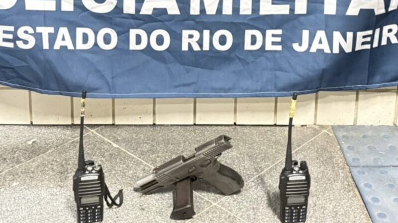 Dois suspeitos são detidos e arma é apreendida durante ação da PM no Inferninho, em Piratininga