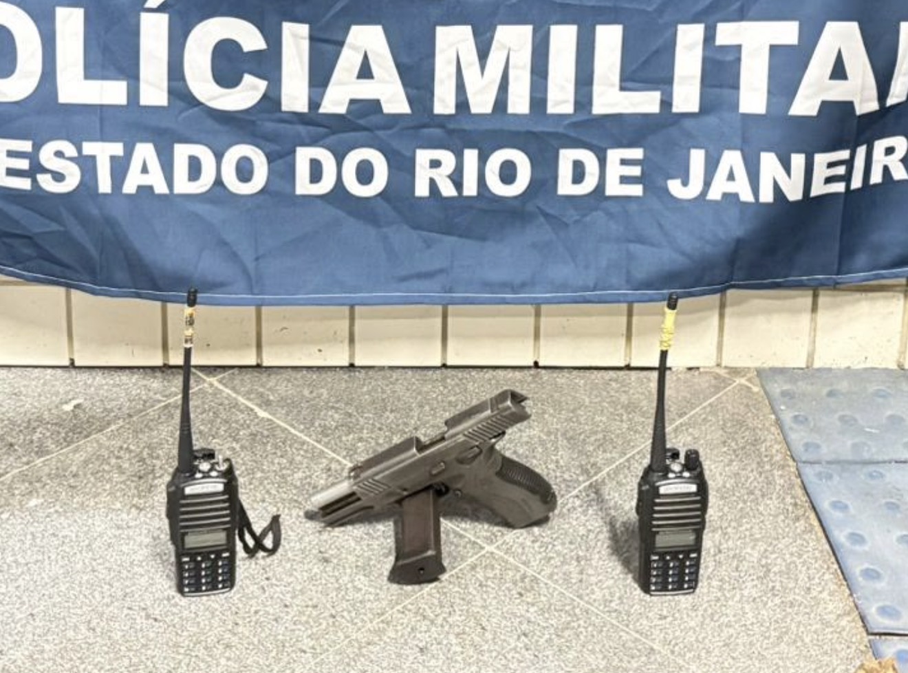 Dois suspeitos são detidos e arma é apreendida durante ação da PM no Inferninho, em Piratininga