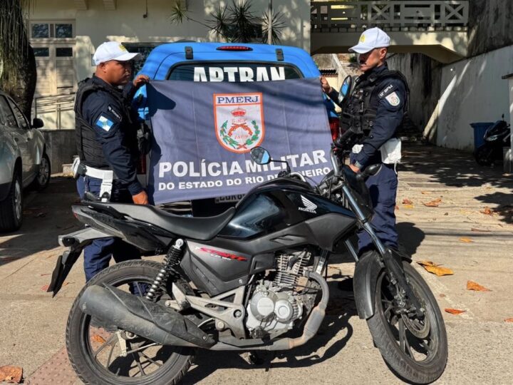 PM prende dois suspeitos com motocicleta roubada durante perseguição no Sapê, em Niterói