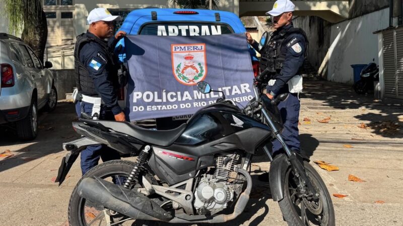 PM prende dois suspeitos com motocicleta roubada durante perseguição no Sapê, em Niterói