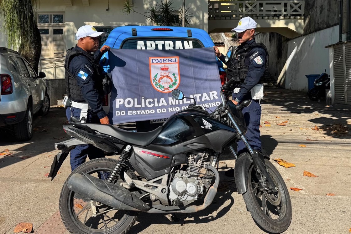 PM prende dois suspeitos com motocicleta roubada durante perseguição no Sapê, em Niterói