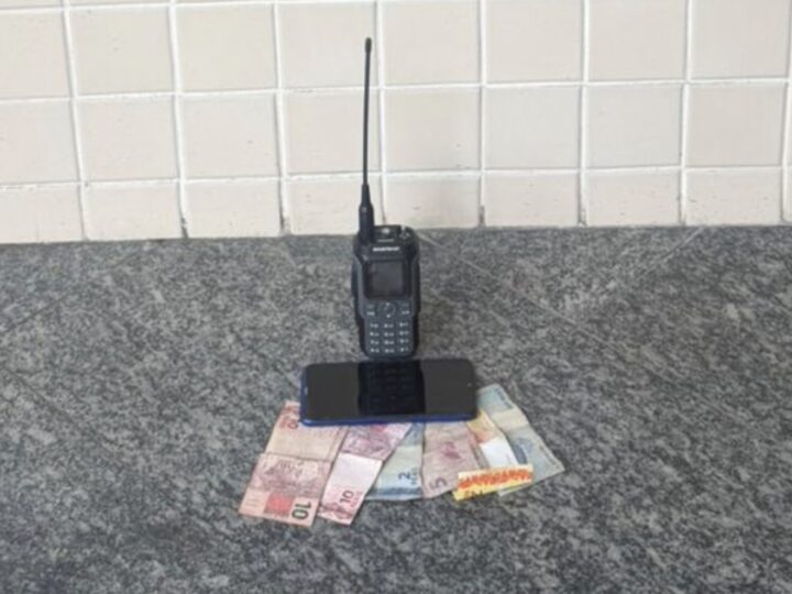 PM prende dois suspeitos por tráfico de drogas após troca de tiros na Comunidade Nova Brasília, na Engenhoca