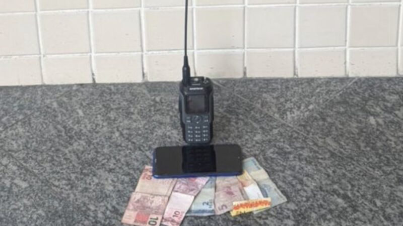 PM prende dois suspeitos por tráfico de drogas após troca de tiros na Comunidade Nova Brasília, na Engenhoca