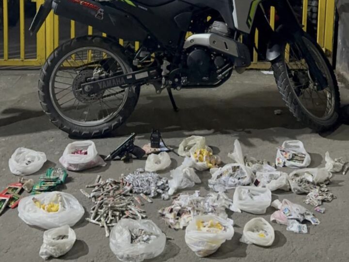 Polícia Militar prende dois foragidos e apreende arma, moto roubada e drogas durante operação no Brejal, em São Gonçalo