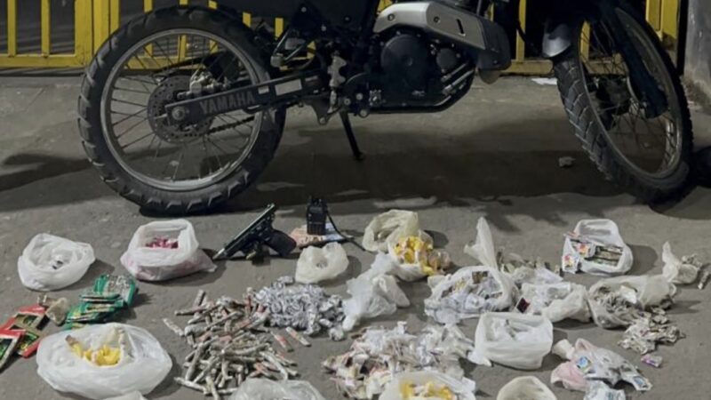 Polícia Militar prende dois foragidos e apreende arma, moto roubada e drogas durante operação no Brejal, em São Gonçalo