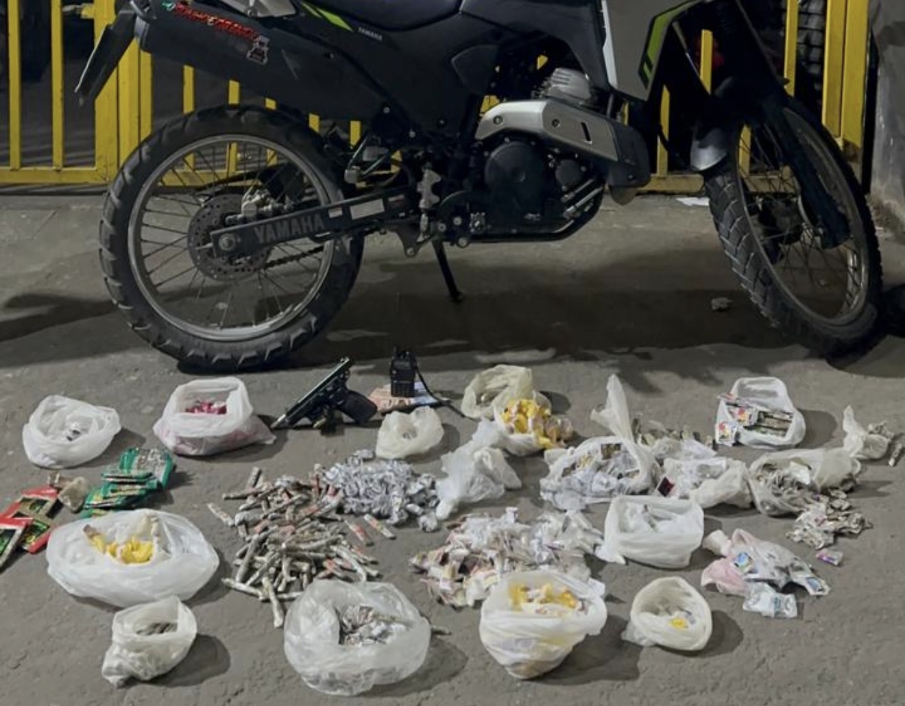 Polícia Militar prende dois foragidos e apreende arma, moto roubada e drogas durante operação no Brejal, em São Gonçalo