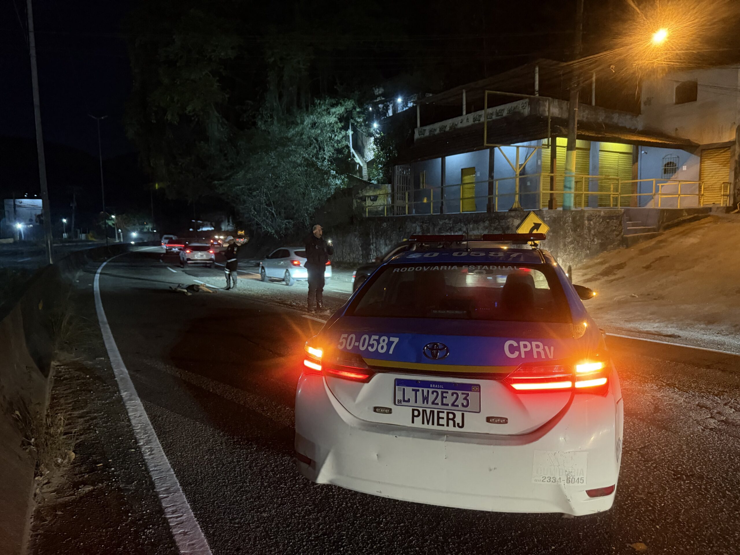 ATROPELAMENTO REVELA ABANDONO E PÉSSIMO ESTADO DE CONSERVAÇÃO DA RJ-104, EM SANTA BÁRBARA