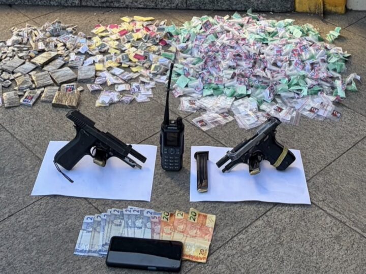 OPERAÇÃO DO 12º BPM TERMINA COM QUATRO PRESOS, ARMAS E DROGAS APREENDIDAS EM NITERÓI