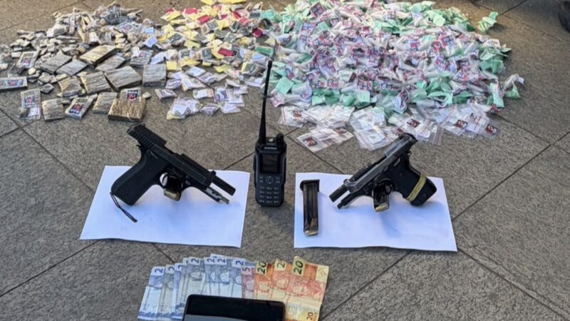 OPERAÇÃO DO 12º BPM TERMINA COM QUATRO PRESOS, ARMAS E DROGAS APREENDIDAS EM NITERÓI