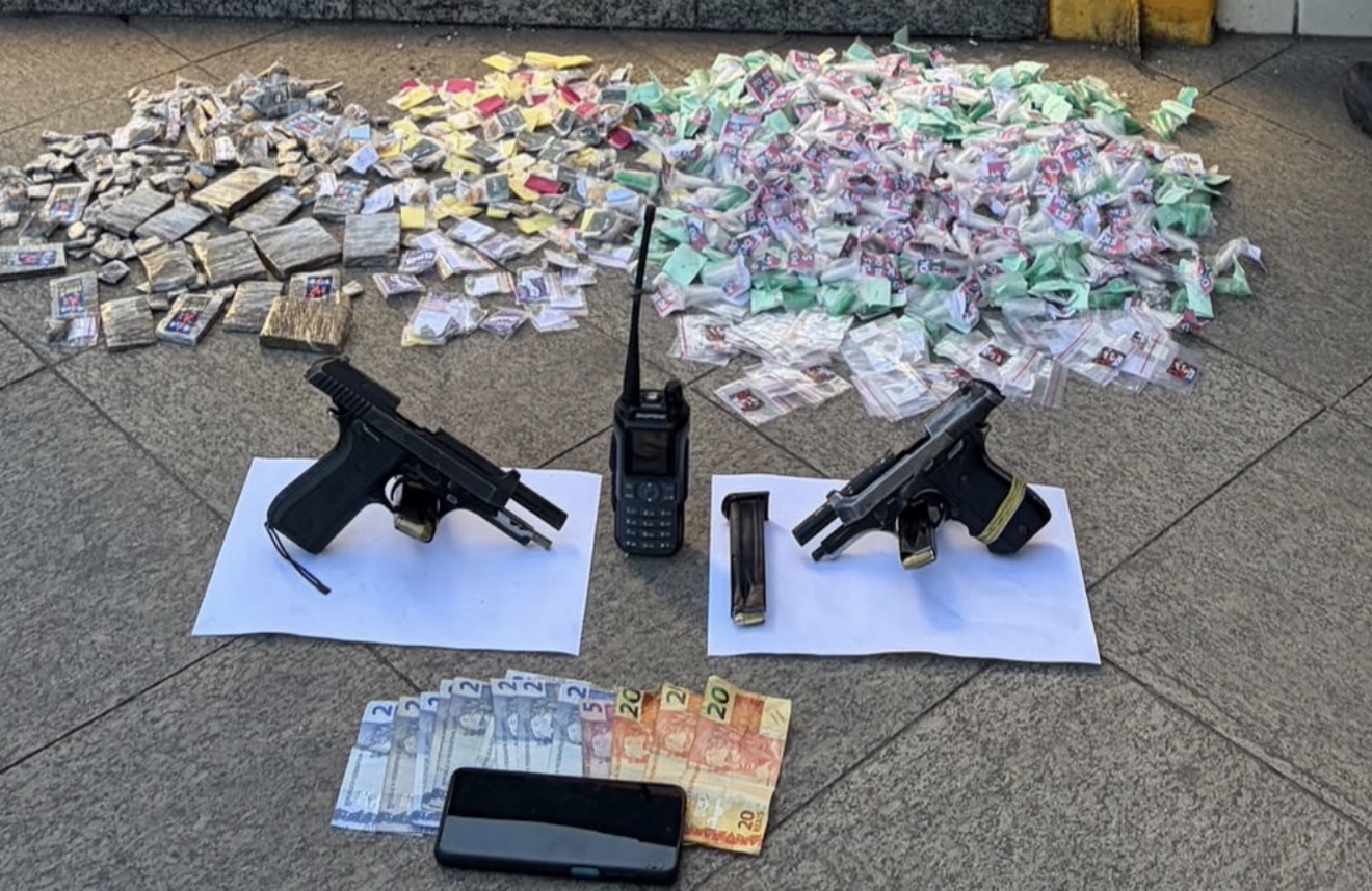 OPERAÇÃO DO 12º BPM TERMINA COM QUATRO PRESOS, ARMAS E DROGAS APREENDIDAS EM NITERÓI