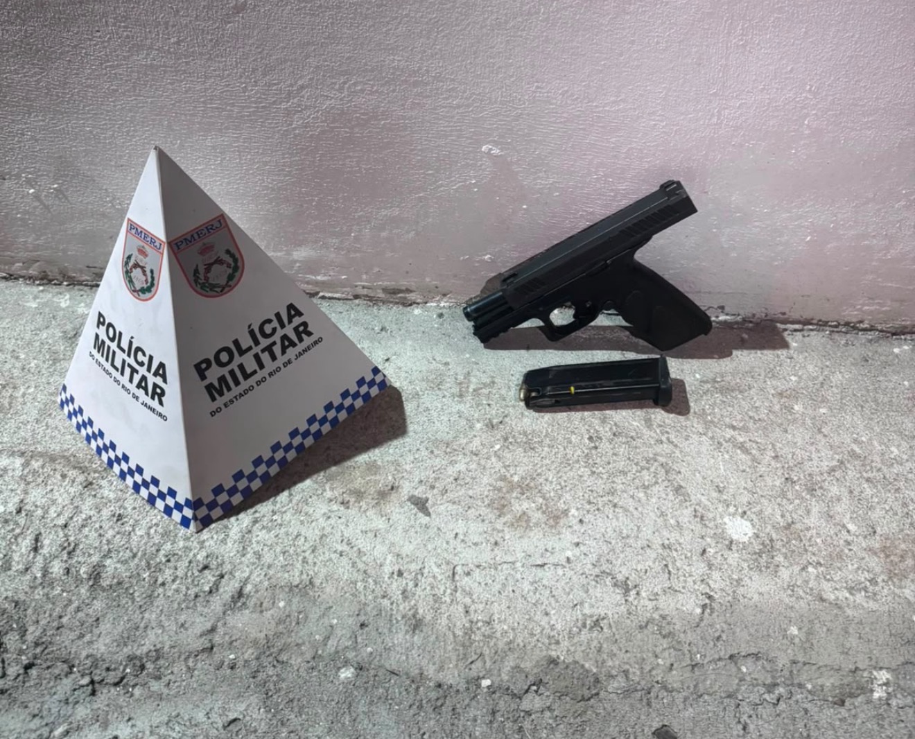 AÇÃO DO 7º BPM RESULTA EM APREENSÃO DE PISTOLA DURANTE PATRULHAMENTO EM SÃO GONÇALO