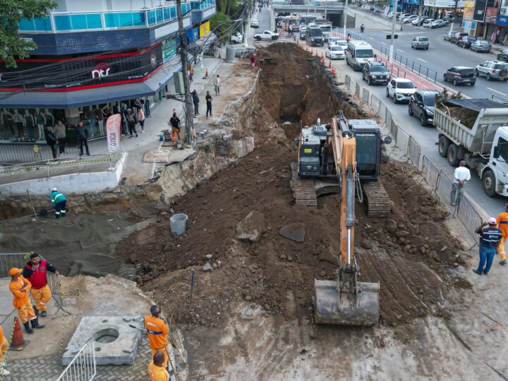 Obras de reestruturação da rede de drenagem são realizadas na Avenida 22 de Maio