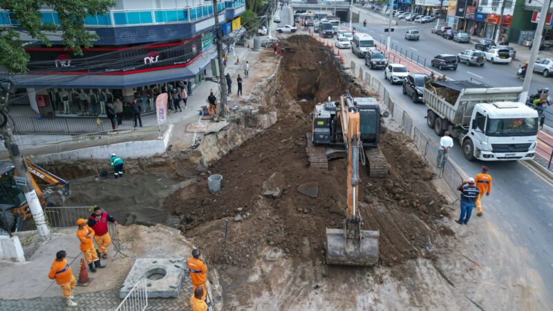 Obras de reestruturação da rede de drenagem são realizadas na Avenida 22 de Maio