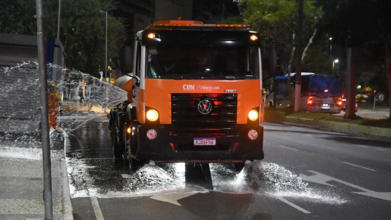Clin intensifica lavagem noturna com água de reúso e reforça a limpeza das principais vias de Niterói