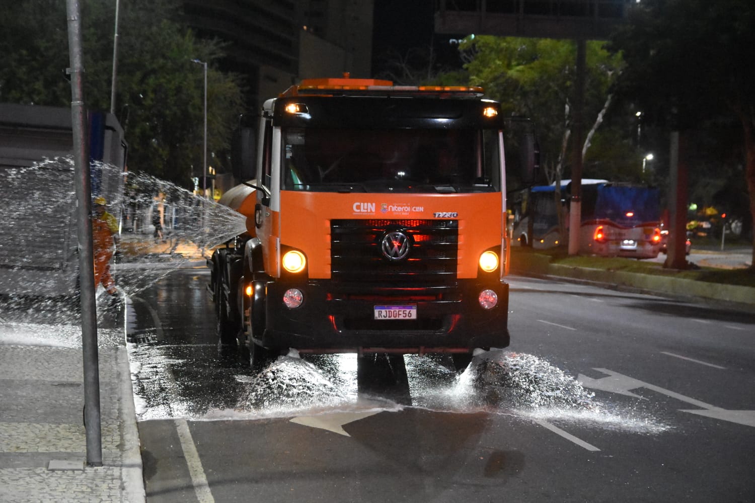 Clin intensifica lavagem noturna com água de reúso e reforça a limpeza das principais vias de Niterói