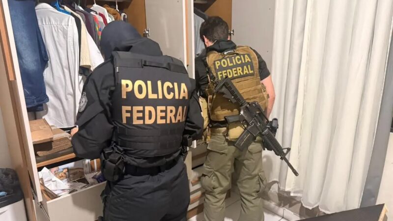 Polícia Federal realiza operação no Jardim Catarina e prende dois suspeitos de tráfico durante cumprimento de mandados