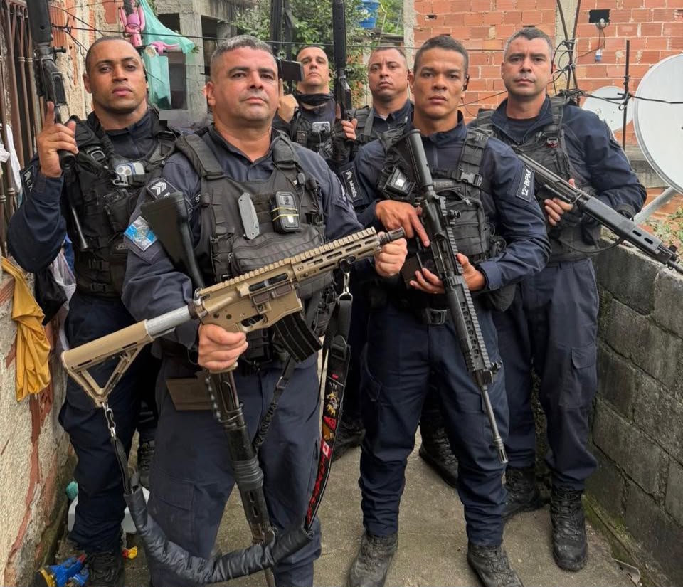 GAT Delta do 12º BPM apreende fuzil e drogas durante ação no Morro do Cavalão, em Niterói